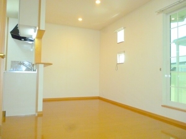 居室・リビング(同物件別室反転画像)