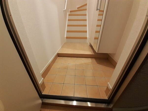 玄関(同タイプのお部屋の参考写真です。)