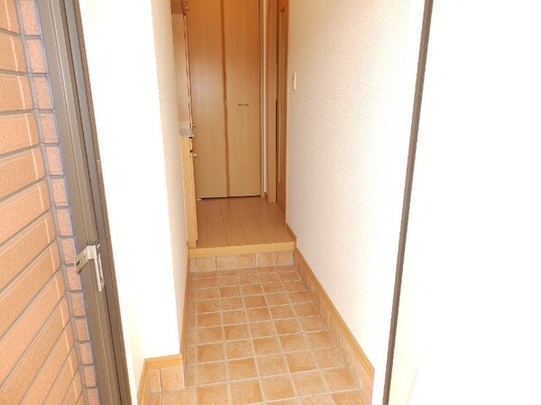 玄関(同物件別室写真)