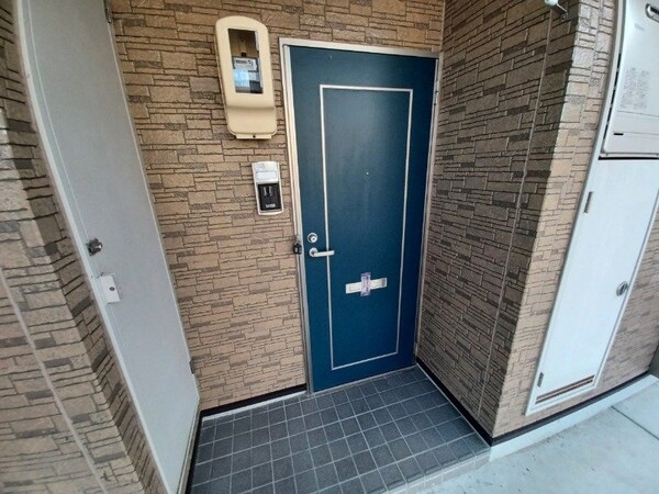 玄関(同型参考写真)