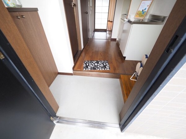 玄関(同じ物件、別部屋の写真です)