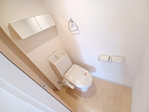 トイレ(同物件別室反転写真)