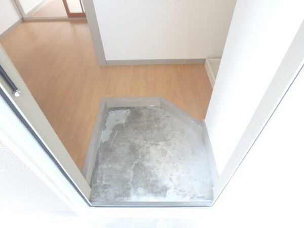 玄関(同物件別室の画像です)
