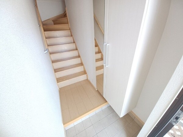 玄関(同型参考写真)