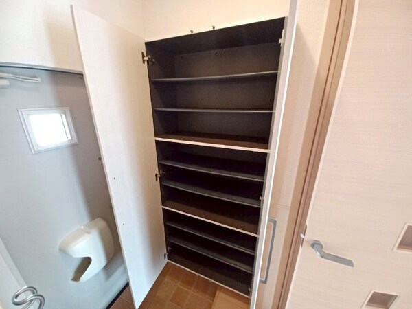 玄関(下駄箱有)