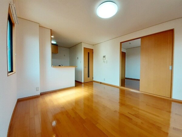 居室・リビング(同型反転参考写真)