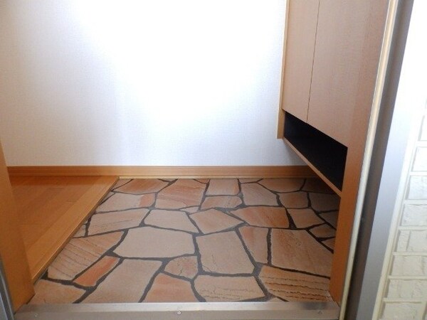 玄関(同物件別部屋参考写真です。)