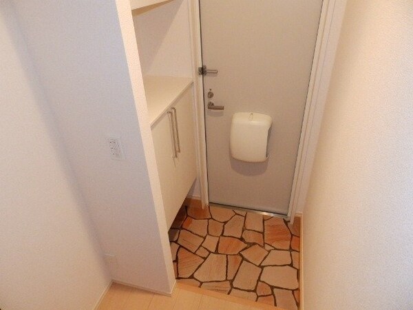 玄関(同建物の別部屋写真です)
