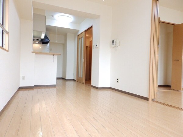 居室・リビング(同型反転参考写真)