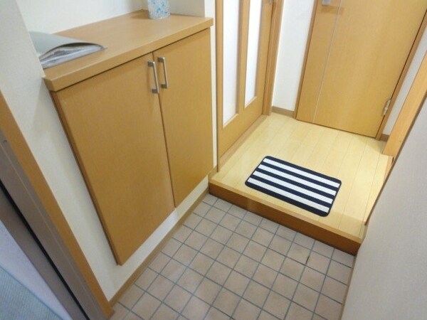 玄関(同物件別部屋参考写真)
