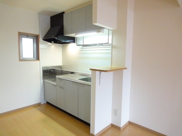 キッチン(同物件別部屋参考写真)