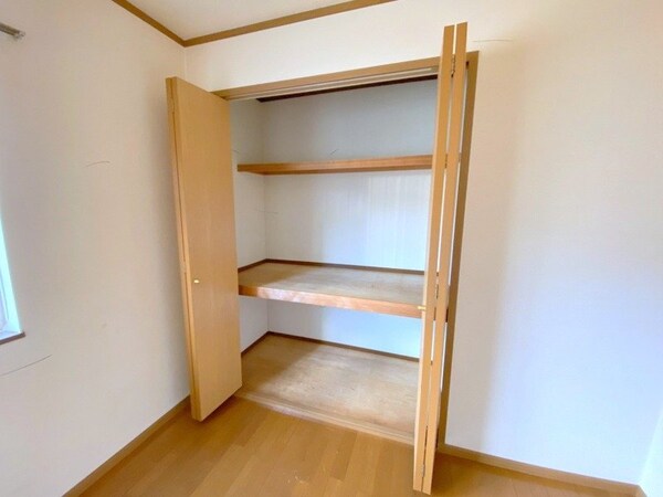 収納(同型、反転タイプの部屋写真です。)