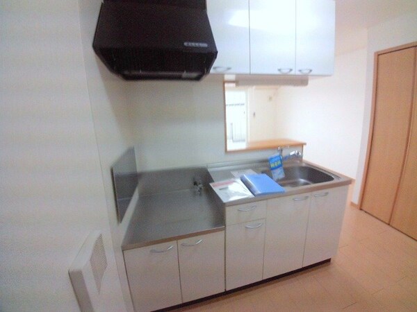 キッチン(同物件別部屋反転写真)