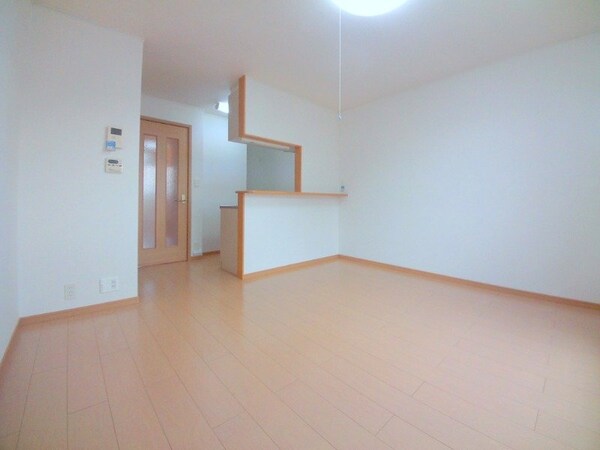 居室・リビング(同物件別部屋反転写真)