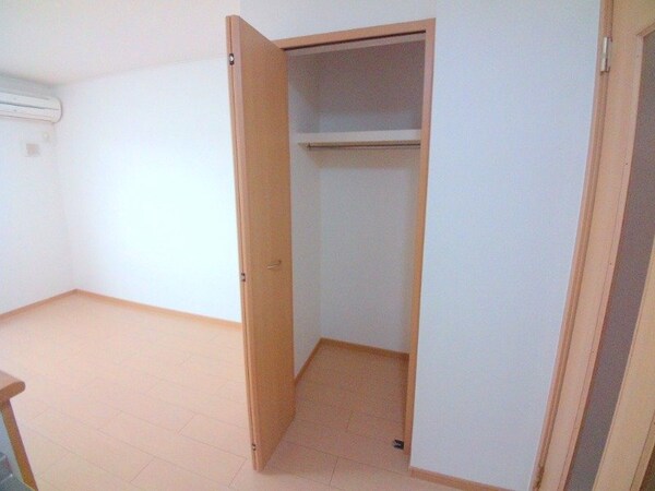 収納(同物件別部屋反転写真)
