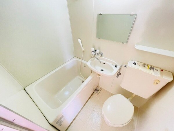 バス／シャワールーム等(同型参考写真)