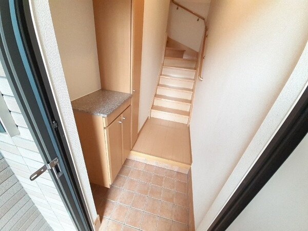 玄関(同タイプのお部屋の参考写真です。)