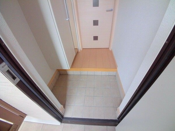 玄関(同タイプ部屋写真です。)