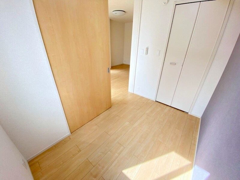 物件内観写真8　(同型、反転タイプの部屋写真)