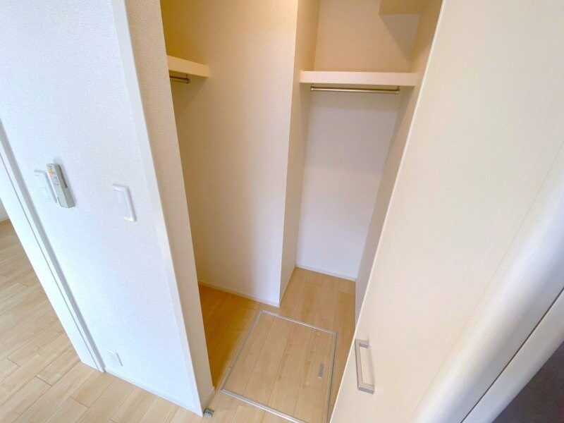 物件内観写真12　(同型、反転タイプの部屋写真)