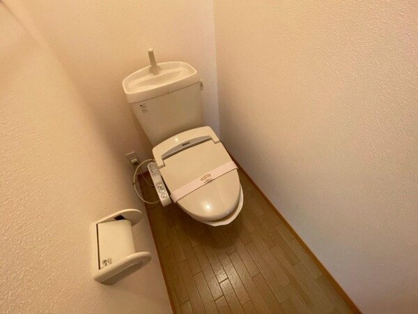 トイレ(同型参考写真)