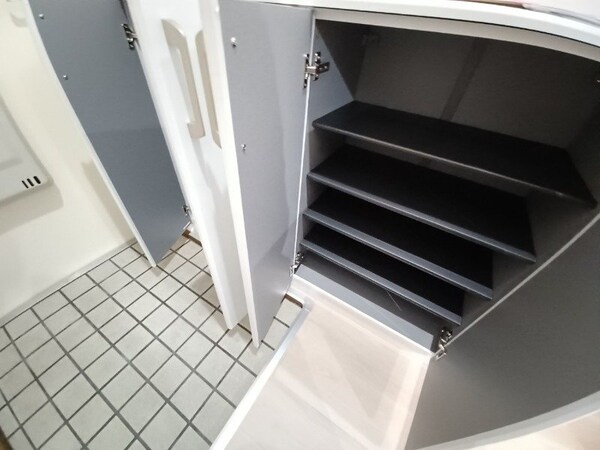 玄関(同型参考写真です。)