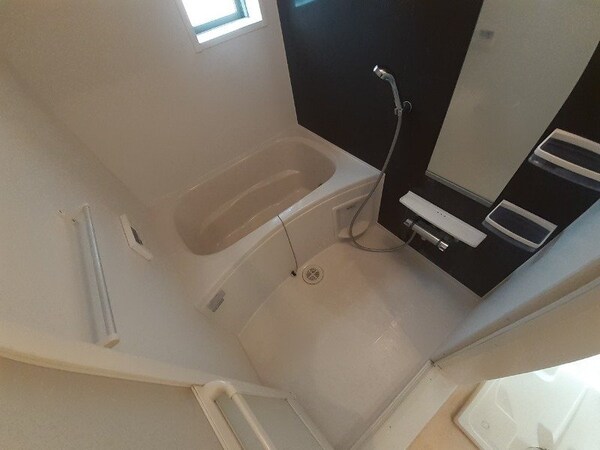 バス／シャワールーム等(同型反転参考写真)