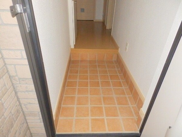 玄関(同物件別部屋参考写真です。)