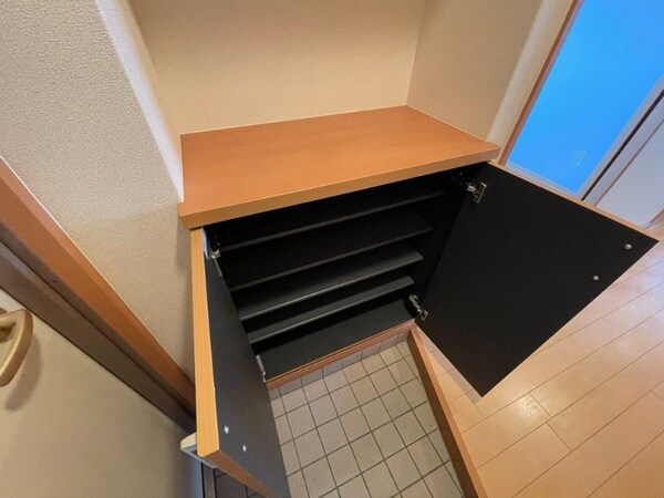 玄関(同型参考写真)