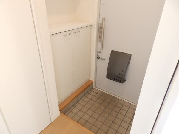 玄関(同物件別室写真)