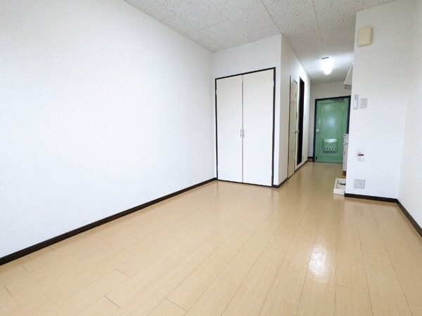 居室・リビング(同物件別室写真)