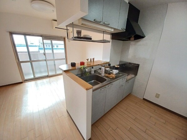 キッチン(同物件別部屋参考写真です。)