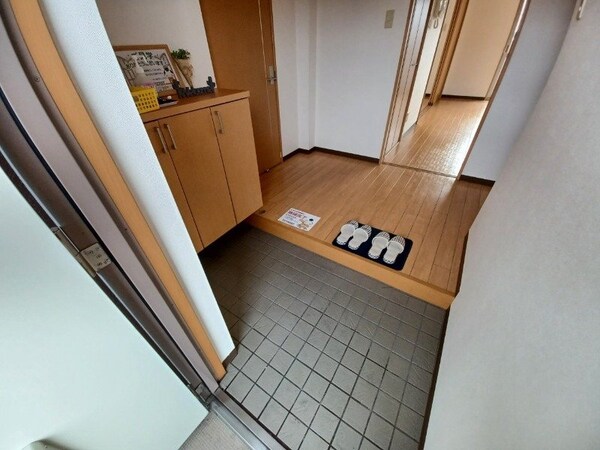 玄関(同物件別部屋参考写真です。)