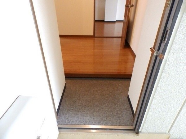 玄関(同物件別室写真)