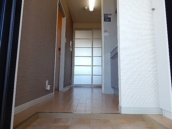 玄関(同物件別部屋の物です。)