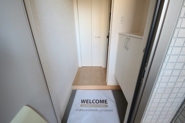 玄関(同物件別部屋参考写真です。)