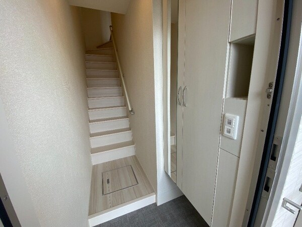 玄関(同物件別室の画像です)