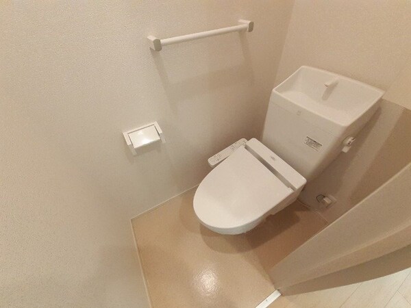 トイレ(同型参考写真)