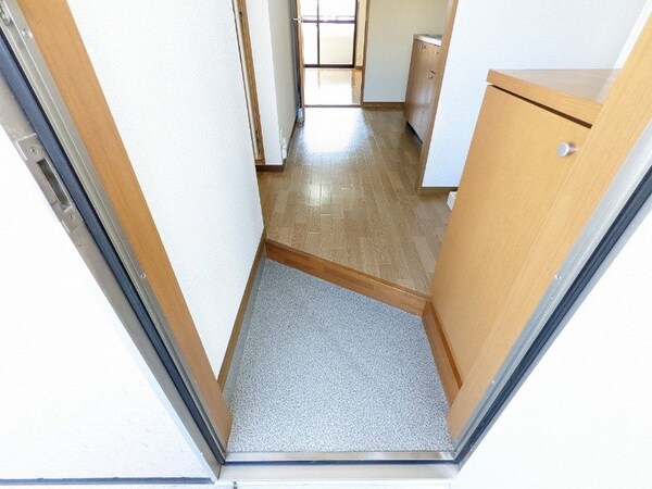 玄関(写真は同棟別室の写真となります。現状を優先とします)