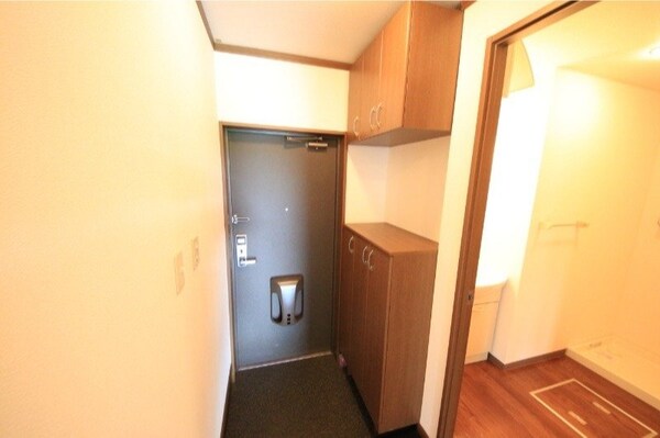 玄関(同型参考写真)