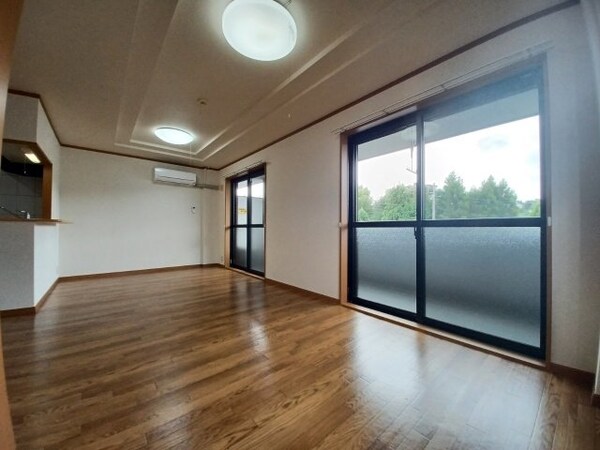 居室・リビング(同物件別室画像)