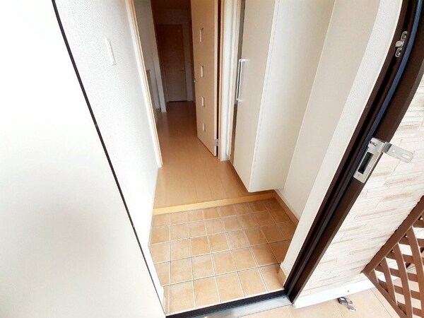 玄関(同タイプのお部屋の参考写真です。)
