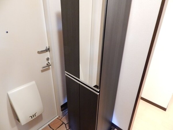 玄関(同物件別部屋の物です。)