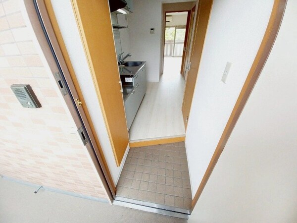 玄関(同型別部屋のお写真です)