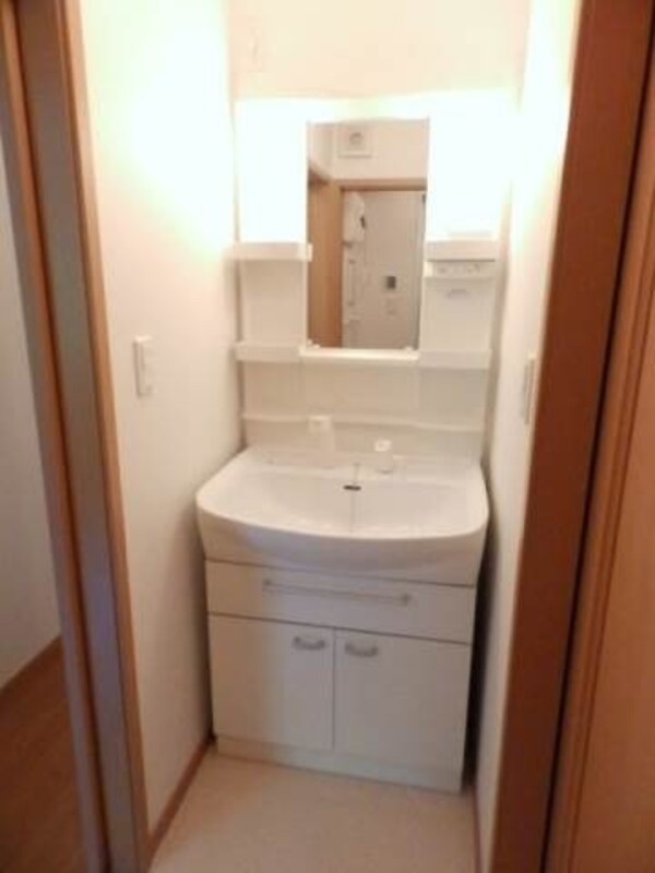 洗面所(同型反転写真)