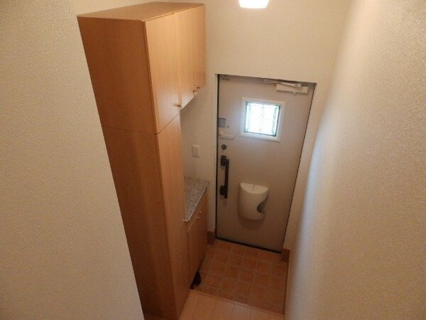 玄関(同物件別部屋写真)