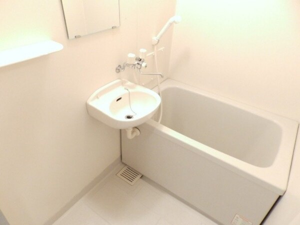 バス／シャワールーム等(同物件別部屋の写真)