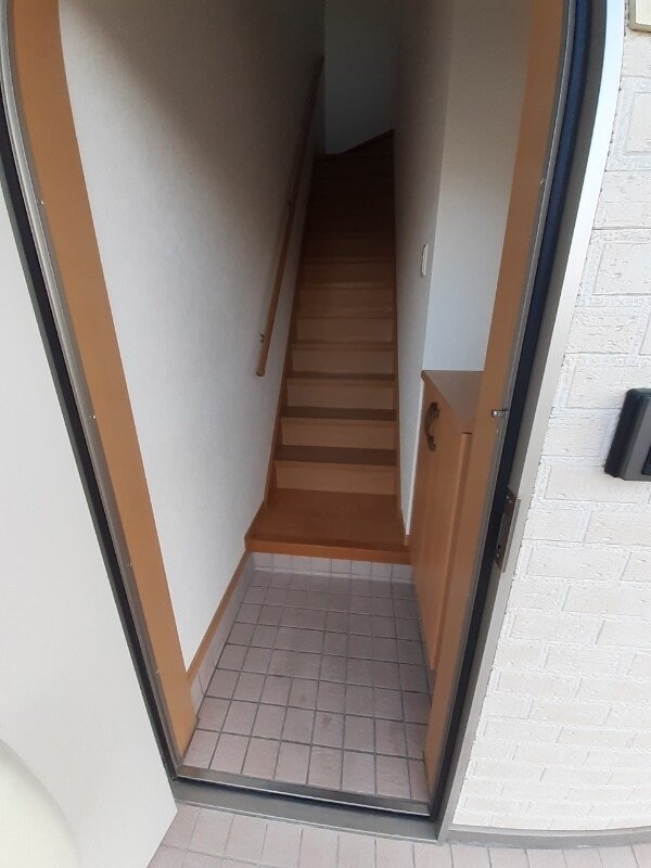 玄関(同型参考写真)