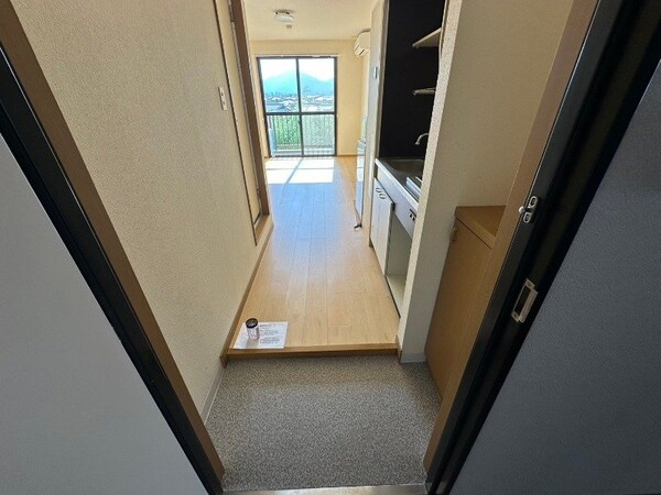 玄関(同物件別部屋写真)