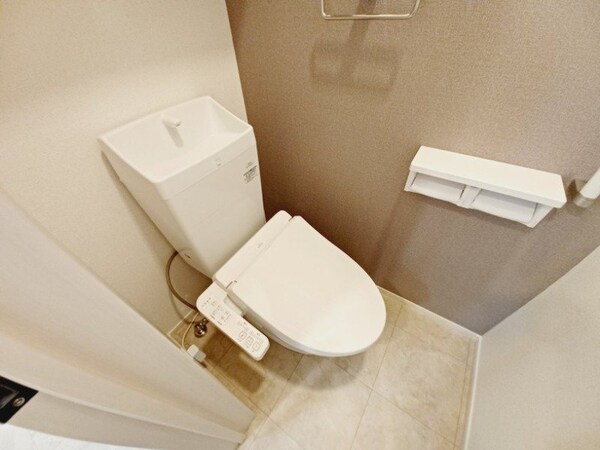 トイレ(同型タイプ参考写真)
